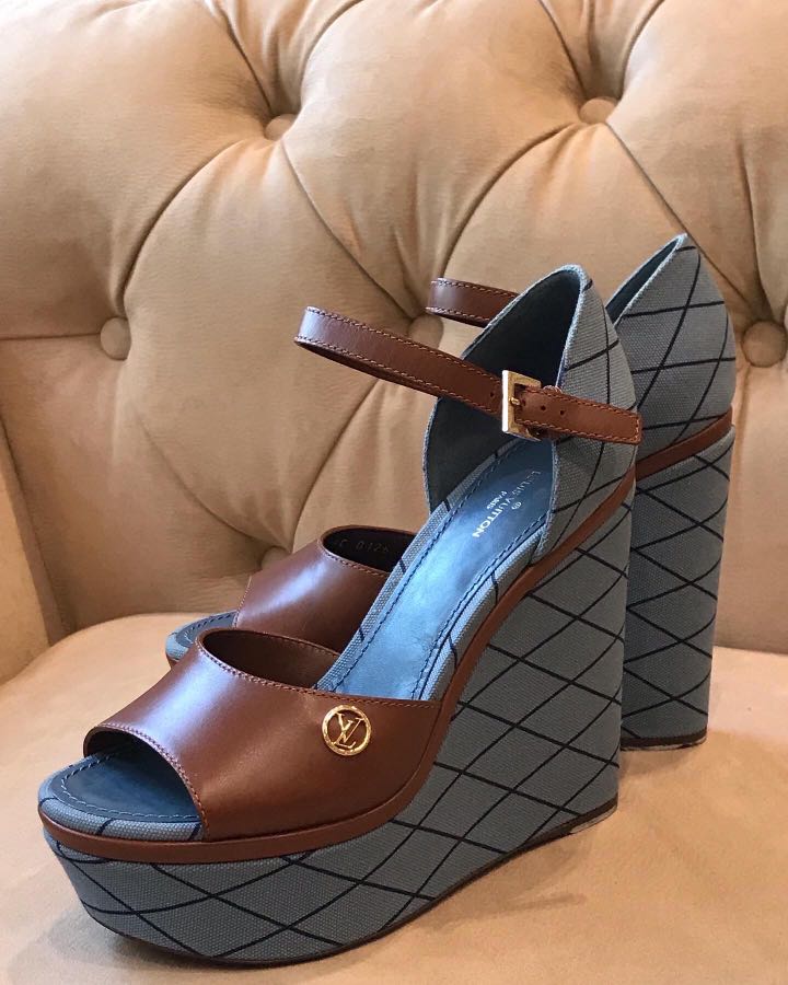Lv blossom wedge, view 3
