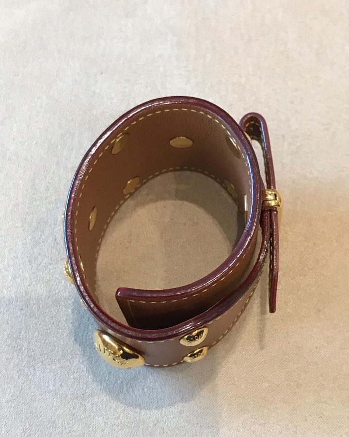 Lv bracelet, view 4